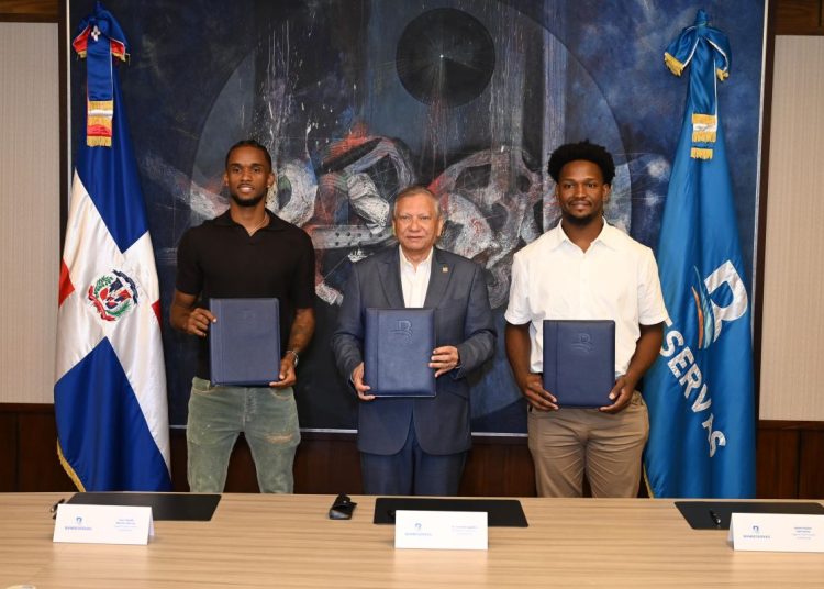Leonardo Aguilera, presidente ejecutivo de Banreservas, junto a los baloncestistas Jean Montero y Andrés Feliz, embajadores de la entidad financiera.