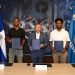 Leonardo Aguilera, presidente ejecutivo de Banreservas, junto a los baloncestistas Jean Montero y Andrés Feliz, embajadores de la entidad financiera.