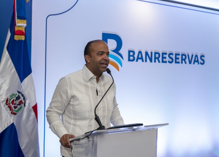 Samuel Pereyra, presidente ejecutivo de Banreservas, detalló que el municipio de Jima Abajo cuenta con una población de más de 15,000 habitantes, de los cuales más de 11,000 son bancarizables.