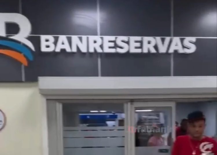 El asalto se registró en la entidad bancaria que se encuentra dentro de un supermercado de la Ciudad Corazón.