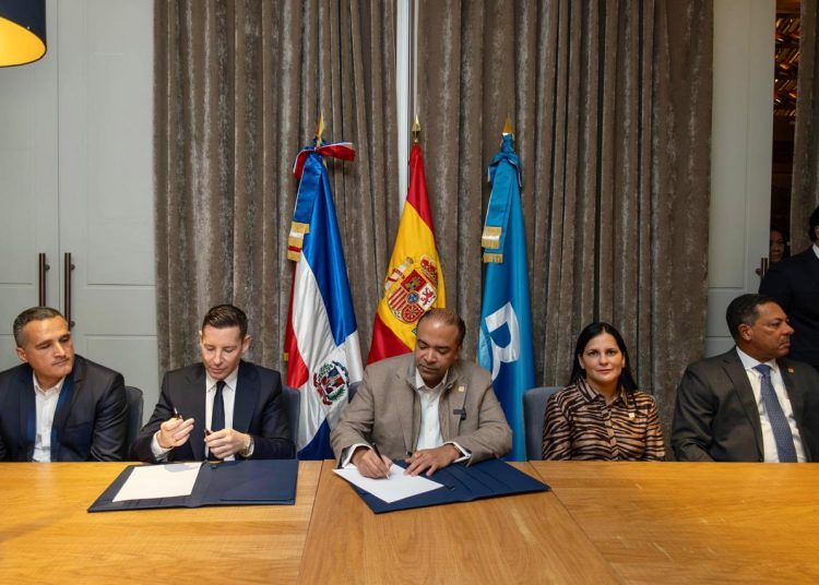 David Álvarez, presidente y socio mayorista del proyecto Days Inn by Wyndham; Edward De Valle II, presidente del Grupo De Valle; Samuel Pereyra, presidente ejecutivo de Banreservas; y Desayanira Pappaterra e Ysidro García, vicepresidenta ejecutiva de Negocios Turísticos y vicepresidente ejecutivo de Negocios de la institución financiera, respectivamente.