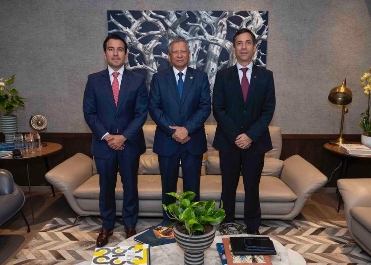 Gonzalo Gil, presidente ejecutivo de Scotiabank República Dominicana; y Jabar Singh, presidente y CEO de Scotiabank Colpatria, fueron recibidos por Aguilera en la sede principal del Banco de Reservas.