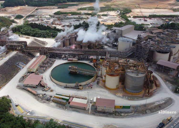 Este es el segundo convenio colectivo que firman los directivos de Barrick con el sindicato de trabajadores, el cual incluye beneficios adicionales al que se estableció hace dos años, entre los que se destacan: Aumento de un 55% del subsidio de alimentación y transporte, que pasa de RD$7,500 a RD$12,250. - Fuente externa.