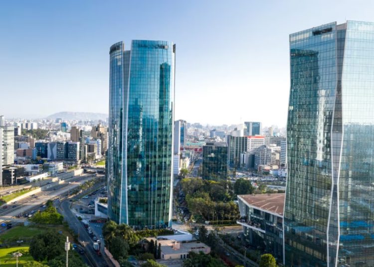 El INEI detalló que septiembre de 2024 en Lima Metropolitana, de los 586 productos que componen la canasta familiar, 250 aumentaron de precio. - Fuente externa.