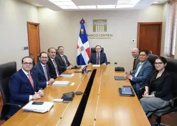 el gobernador les adelantó una proyección sobre el comportamiento del sector externo en 2025, afirmando que “en total, la economía dominicana generó divisas por unos US$43,800 millones durante el 2024, y se proyecta que en 2025 generaría divisas por unos US$ 45,700 millones".