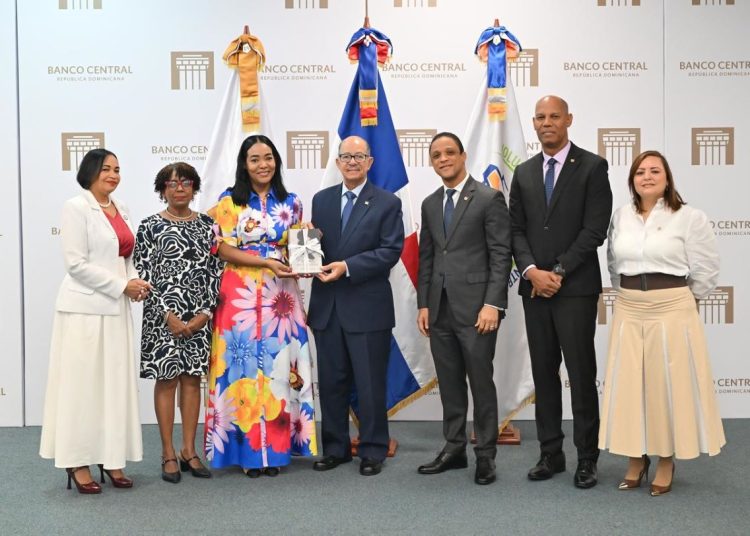 Las obras fueron recibidas por Lily Luciano Ramírez, viceministra de Cultura de Igualdad del Ministerio de la Mujer; Fátima Lorenzo, directora de Educación en Género; y Sandra Vargas, encargada de la Biblioteca Abigaíl Mejía.
