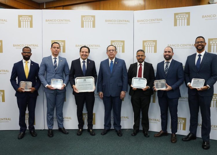 La ceremonia estuvo encabezada por el gobernador del Banco Central, Héctor Valdez Albizu.