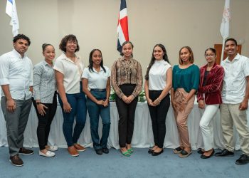 La beca cubre de manera gratuita el pago de inscripción de cada cuatrimestre, así como una ayuda mensual para gastos de transporte y alimentación durante el período de estudios.