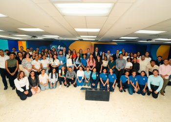 El programa cubre el 100% de los gastos educativos y ofrece herramientas de desarrollo a los jóvenes.