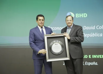 La placa de reconocimiento fue entregada por Steven Puig, presidente del Banco BHD.