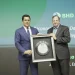 La placa de reconocimiento fue entregada por Steven Puig, presidente del Banco BHD.