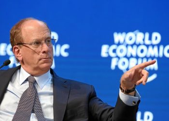 Larry Fink, CEO de BlackRock, durante una entrevista en la que alertó sobre el impacto del alza del petróleo en la economía global.