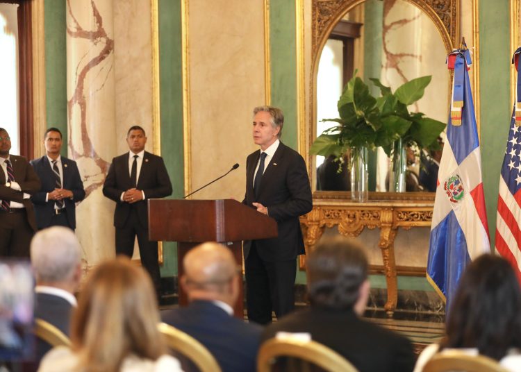 El secretario de Estado de los Estados Unidos, anunció el lanzamiento de una nueva iniciativa entre tres universidades dominicanas y estadounidenses para dar a los estudiantes dominicanos capacidades en la industria de los semiconductores.