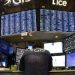 Entre las 30 mayores cotizadas del Dow, se registraban tantas subidas como bajadas; en terreno negativo resaltaba el retroceso de UnitedHealth (-1.44%), Caterpillar (-1.27%), Amgen (-1.11%) y Honeywell International (-1.03%), y avanzaban principalmente Merck (2.93%), Amazon (2.57%), Intel (1.65%) y Apple (1,58 %).