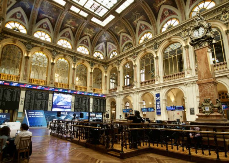 La Bolsa española inició la sesión con subidas, que mantuvo durante toda la jornada y se intensificaron en la última parte, hasta cerrar con ese ascenso del 1.23%, en una jornada en la que Bankinter inauguró la presentación de resultados en España.