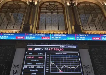 En Asia, el principal índice de la Bolsa de Tokio, el Nikkei, bajó un 0.13% este lunes.