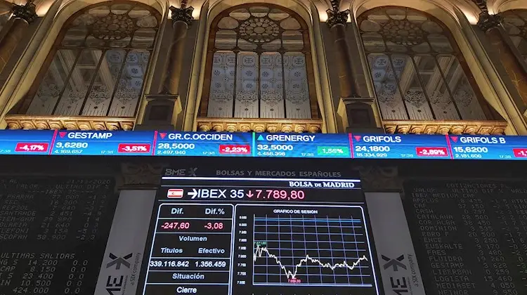 En Asia, el principal índice de la Bolsa de Tokio, el Nikkei, bajó un 0.13% este lunes.