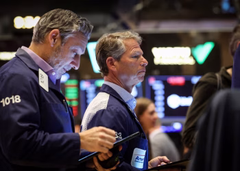 Wall Street cerró ayer en terreno mixto a la espera de que hoy Trump, concrete finalmente los aranceles que impondrá a diferentes países y sectores, tras semanas de amenazas e incertidumbre.