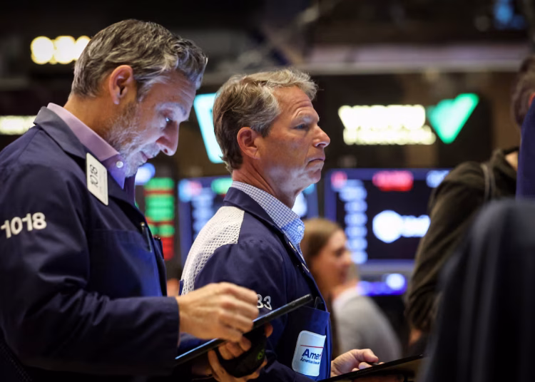 Wall Street cerró ayer en terreno mixto a la espera de que hoy Trump, concrete finalmente los aranceles que impondrá a diferentes países y sectores, tras semanas de amenazas e incertidumbre.