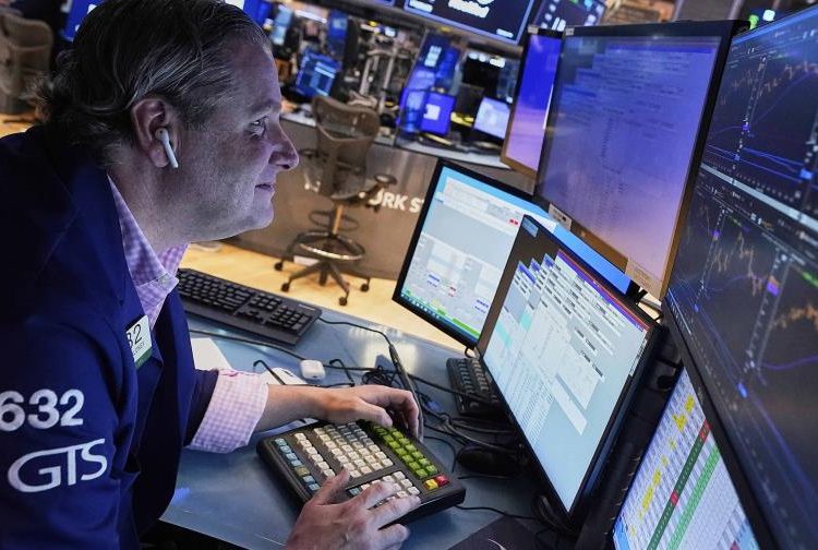 El Euro Stoxx50, índice en el que cotizan las empresas europeas de mayor capitalización, también sube el 1.30%.