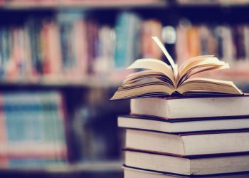 Estar dentro de las estanterías de las librerías físicas y virtuales otorga cierto prestigio y credibilidad al autor, quien puede, a raíz de su obra.- Fuente externa.