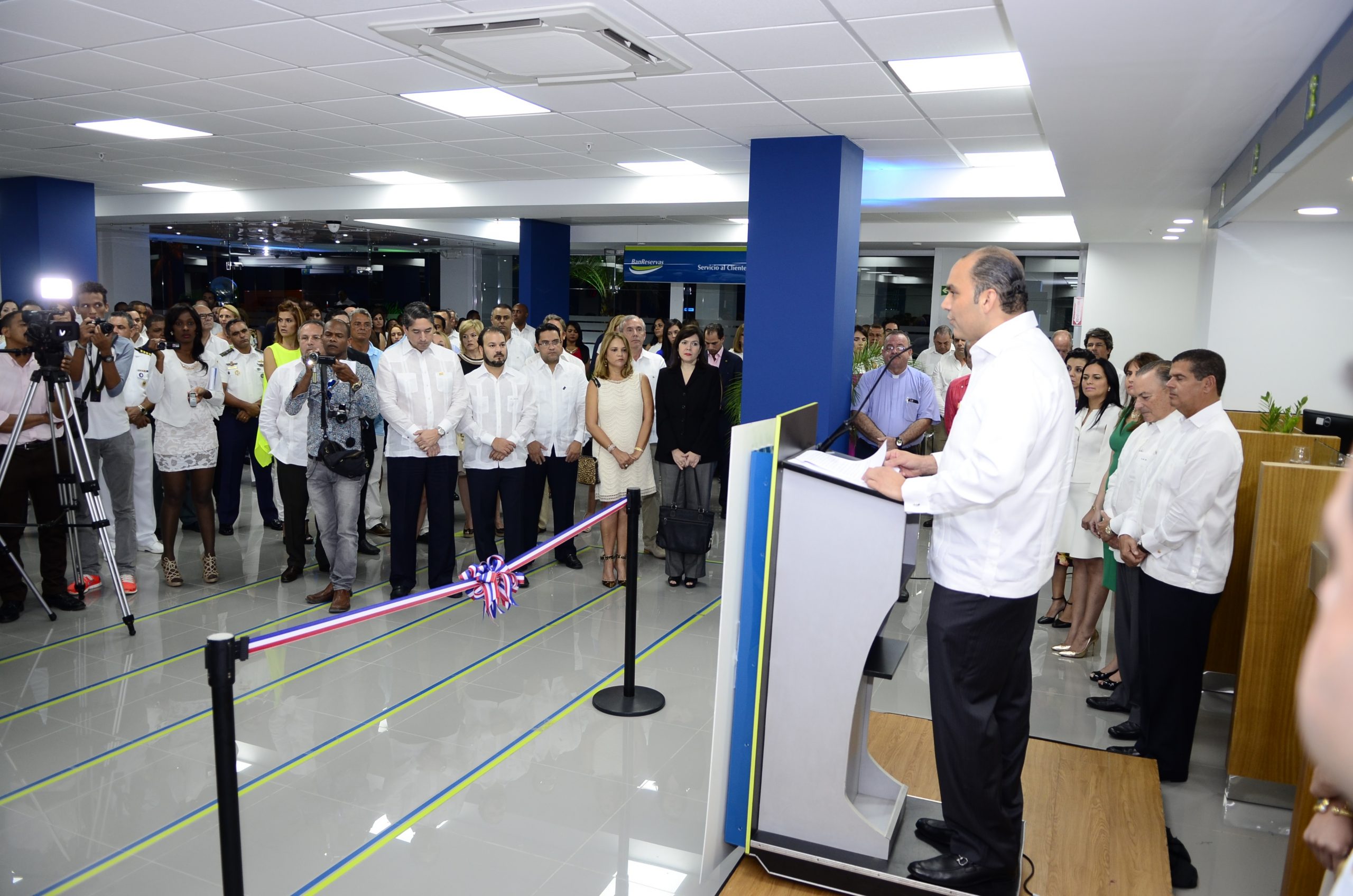Enrique Ramírez Paniagua, administrador general del Banco de Reservas, durante la inauguración de la nueva oficina en Punta Cana.