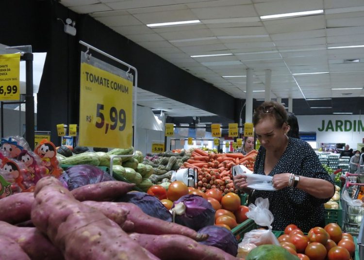 El comercio minorista brasileño alcanza un nuevo récord impulsado por el aumento de ventas en el sector de informática.