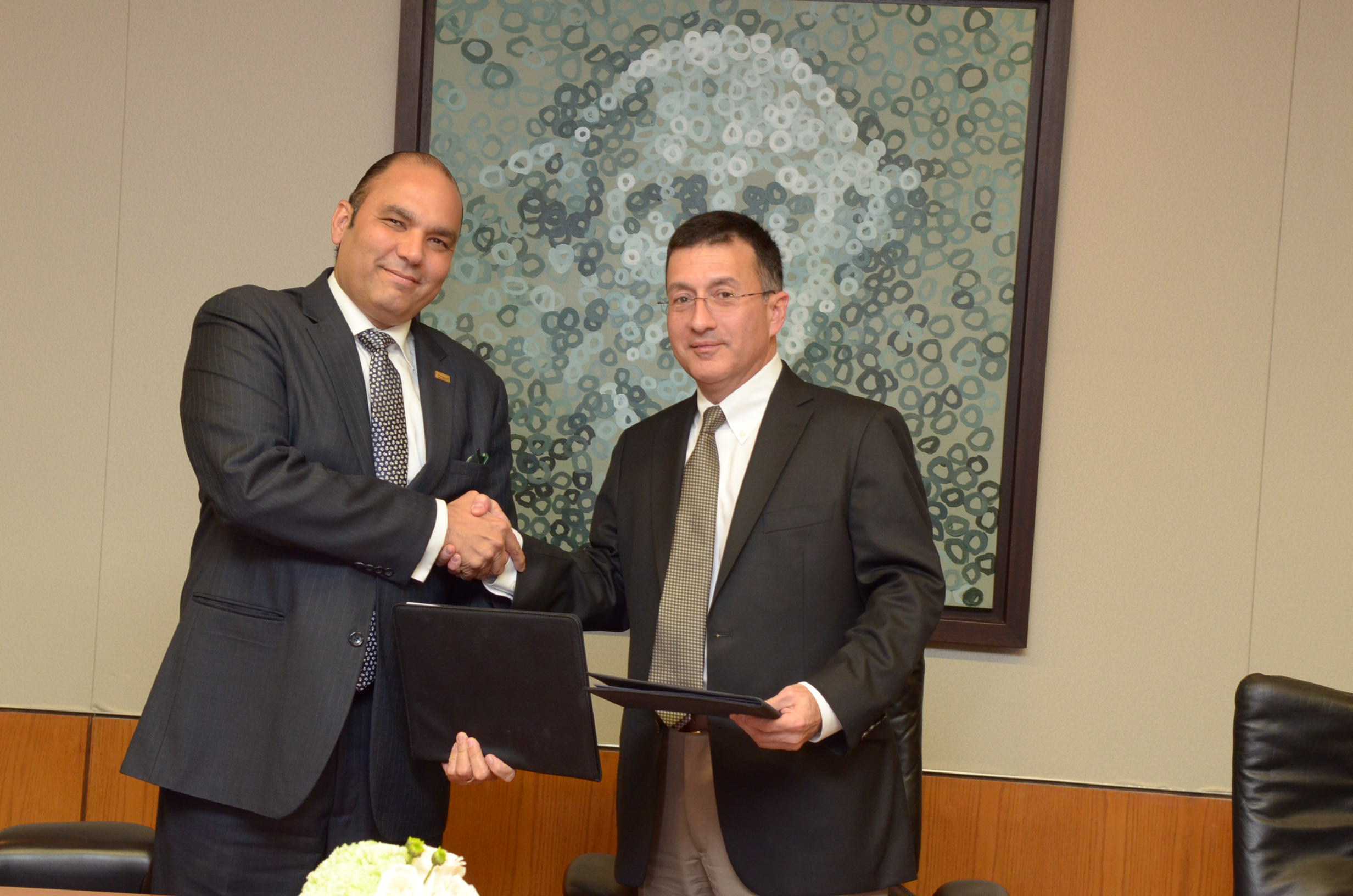 Enrique Ramírez Paniagua, del BanReservas, y Gene Nigro, de Xoom, durante la firma del acuerdo para facilitar el envío de remesas por vía digital.