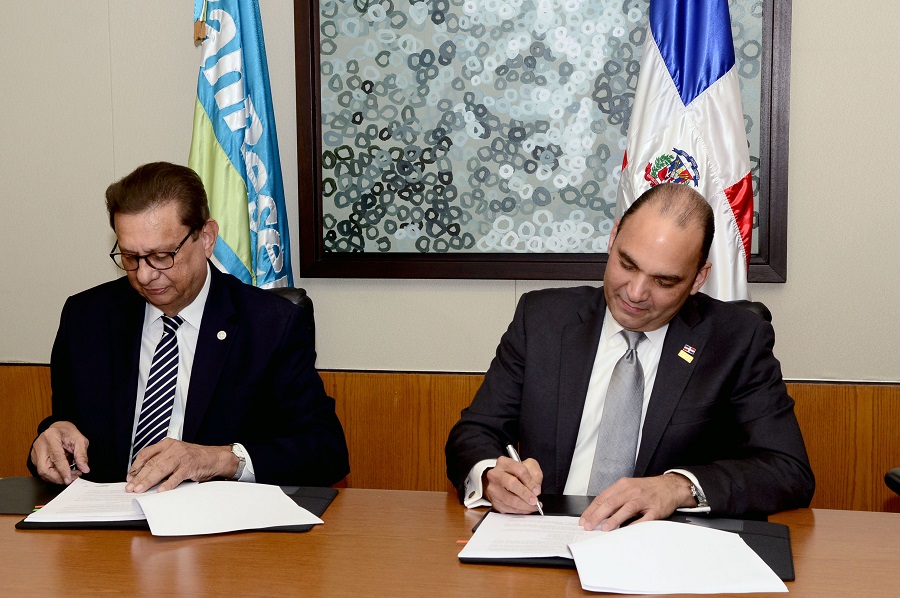 El rector de al UNPHU, Miguel Fiallo Calderón, y Enrique Ramírez Paniagua, administrador del BanReservas.