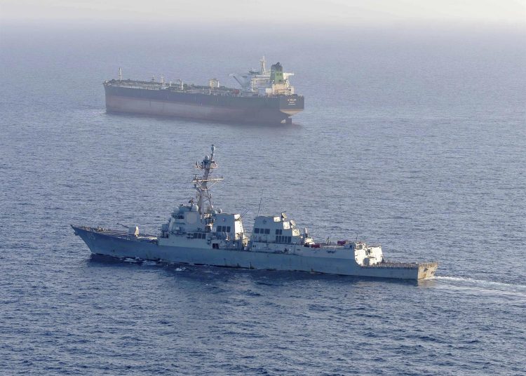 El Ejército estadounidense mantiene un dispositivo de control marítimo en el estratégico estrecho de Ormuz.