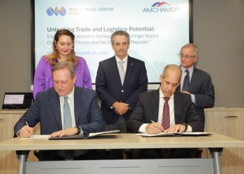 Firma del acuerdo entre AMCHAMDR y el World Trade Center Miami. - Fuente externa.