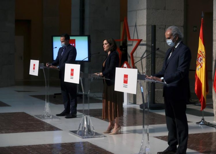 La presidenta madrileña, Isabel Díaz Ayuso, el vicepresidente madrileño, Ignacio Aguado (izda), y el consejero de Sanidad de Madrid, Enrique Ruiz, ofrecen una rueda de prensa para anunciar las restricciones de movilidad para hacer frente al coronavirus. | Juanjo Martín, EFE.