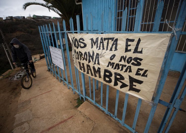 Un cartel de protesta en la puerta de una parroquia de Valparaíso (Chile), en una fotografía de archivo. | Alberto Valdés, EFE.