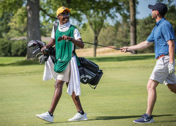 El caddie es la persona que asiste a un golfista durante su juego. | Fuente externa