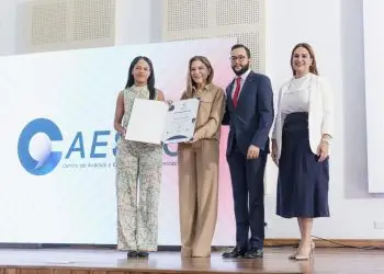 Mejía destacó la importancia de la capacitación continua en la administración pública para continuar fortaleciendo la eficiencia y transparencia en los gobiernos locales.