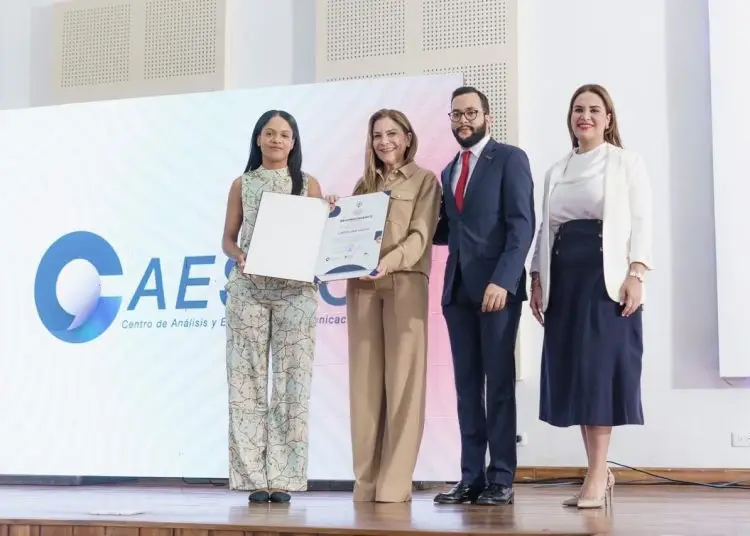 Mejía destacó la importancia de la capacitación continua en la administración pública para continuar fortaleciendo la eficiencia y transparencia en los gobiernos locales.