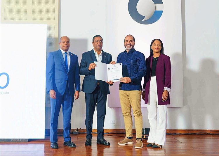El presidente de Caesco, Miguel Otañez, resaltó el impacto del programa formativo y la responsabilidad que ahora recae sobre los participantes para aplicar los conocimientos adquiridos, durante dos días de capacitación.