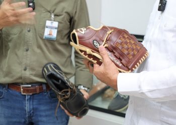 La empresa es la única fábrica de guantes deportivos de alta gama en la región.