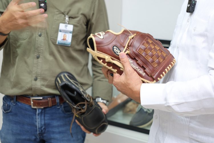 La empresa es la única fábrica de guantes deportivos de alta gama en la región.