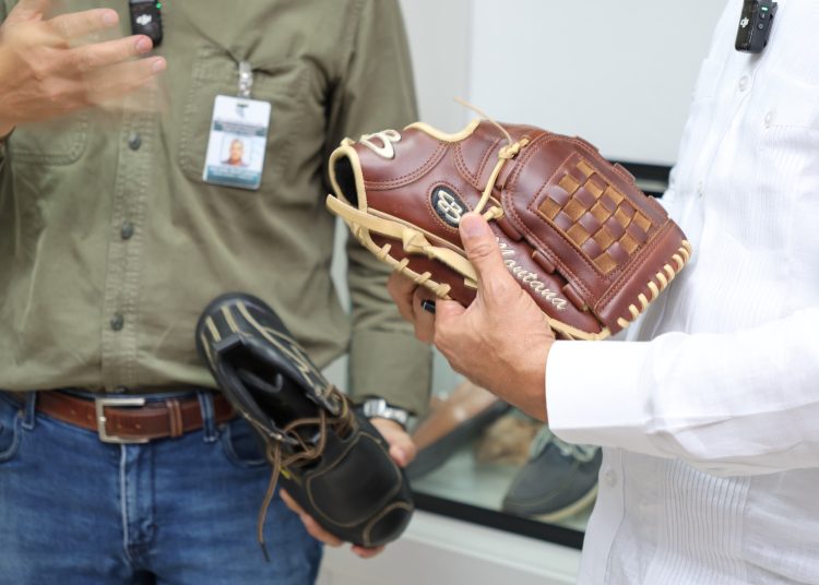 La empresa es la única fábrica de guantes deportivos de alta gama en la región.
