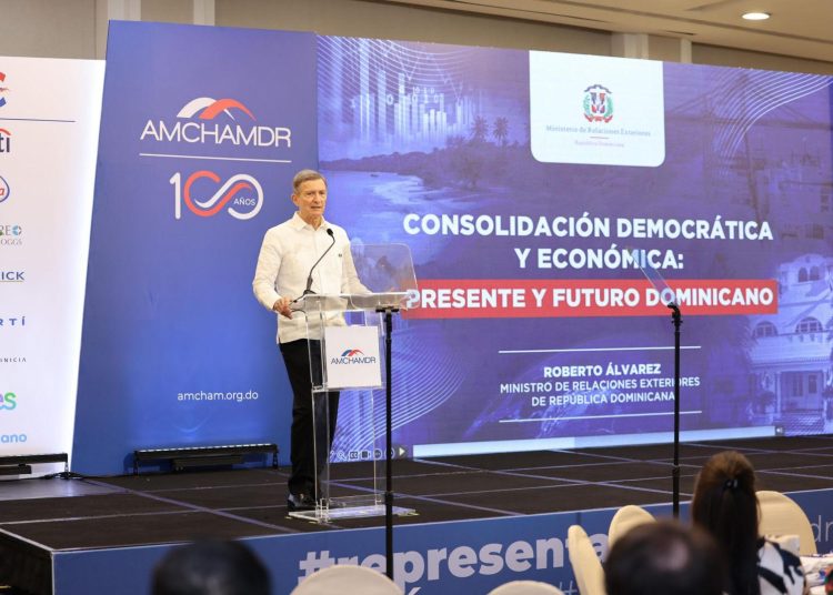 Su intervención titulada “Consolidación Democrática y Económica: Presente y Futuro Dominicano”.