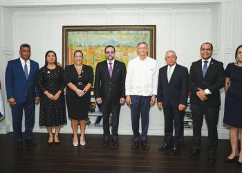 El canciller de República Dominicana, Roberto Álvarez y el ministro de Comercio e Industrias de Panamá, Julio Moltó, sostienen reunión de trabajo.