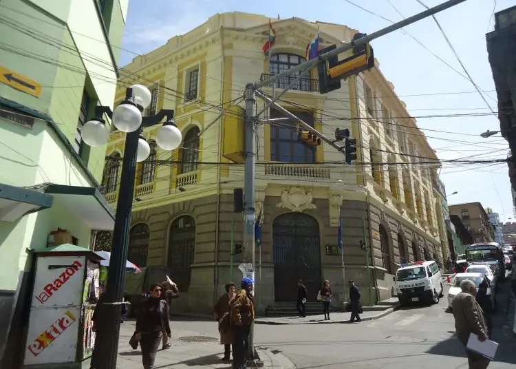 El acto diplomático se desarrolló con normalidad, pese a que en los alrededores de la sede del Ejecutivo se realizaron protestas de sectores que exigen soluciones a la crisis económica del país.