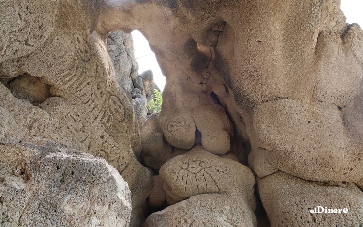 Caritas de los Indios:
 Al norte del lago Enriquillo, los visitantes subirán 64 escalones del monumento, que fue un espacio esculpido con petroglifos por los indígenas.