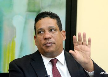 Sin embargo, de acuerdo con Carlos Pimentel, titular de la Dirección General de Compras y Contrataciones Públicas (DGCP), el Estado compra bienes y servicios por valores que superan esa cantidad.