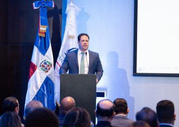 El ministro del Mived, Carlos Bonilla, resalta que en cinco años ha construido y entregado más de 20,000 viviendas.