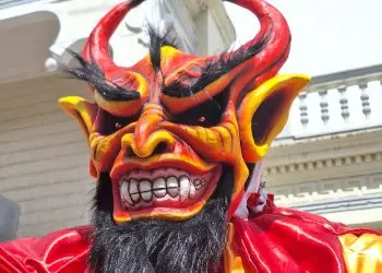 Para la edición de 2025, se espera la asistencia de aproximadamente 900,000 visitantes, con la participación de 150 grupos carnavalescos y más de 2,500 diablos cojuelos.