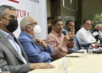 El encuentro con la prensa celebrado en el Ministerio de Agricultura, el ministro estuvo en compañía de Fernando Durán, administrador del Banco Agrícola; Iván Hernández, director del Inespre; Juan Tomás Camilo, director de la UEPI; Luis Manuel Brache, en representación de Adogranja; por los industriales asociados en Incarna, Serafín Bautista, entre otras personalidades ligadas al sector agropecuario.