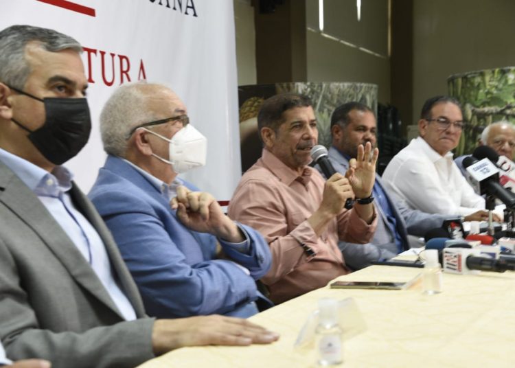 El encuentro con la prensa celebrado en el Ministerio de Agricultura, el ministro estuvo en compañía de Fernando Durán, administrador del Banco Agrícola; Iván Hernández, director del Inespre; Juan Tomás Camilo, director de la UEPI; Luis Manuel Brache, en representación de Adogranja; por los industriales asociados en Incarna, Serafín Bautista, entre otras personalidades ligadas al sector agropecuario.
