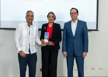 El documento le fue entregado, de manera simbólica a Johanna Duval, en representación de todos los ciudadanos dominicanos.